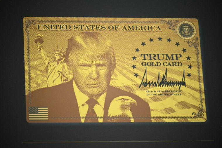 Une carte de séjour "dorée", dans le Bureau ovale de la Maison Blanche, à Washington ( AFP / Mandel NGAN )