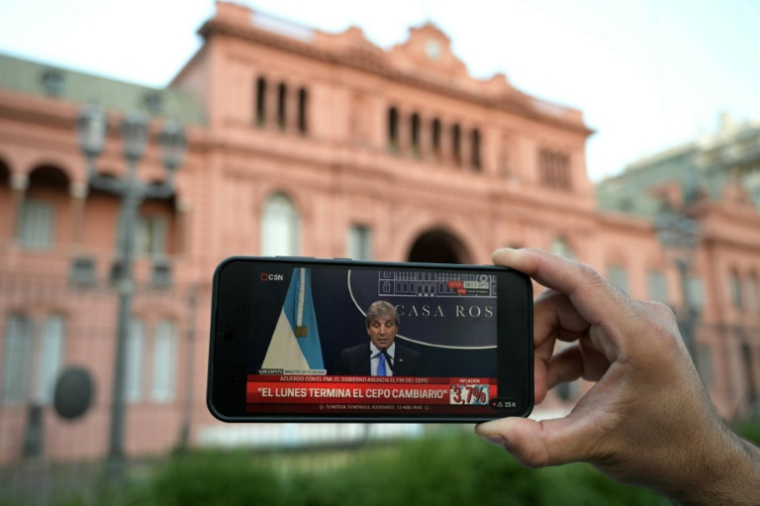 Conférence de presse du ministre de l'Economie argentin Luis Caputo, sur un smartphone, le 11 avril 2025 à Buenos Aires ( AFP / JUAN MABROMATA )