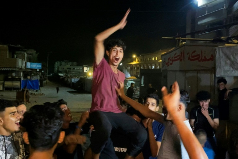 Des Palestiniens célèbrent l'annonce d'un accord de cessez-le-feu à Khan Younès dans le sud de la bande de Gaza, le 9 octobre 2025 ( AFP / - )