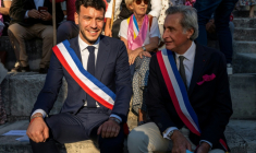 Le maire de Beaucaire Nelson Chaudon (G) et le maire d'Arles Patrick de Carolis lors d'un rassemblement au théâtre antique d'Arles le 19 septembre 2026, réunissant militants écologistes et élus contre un projet de ligne à très haute tension ( AFP / Miguel MEDINA )