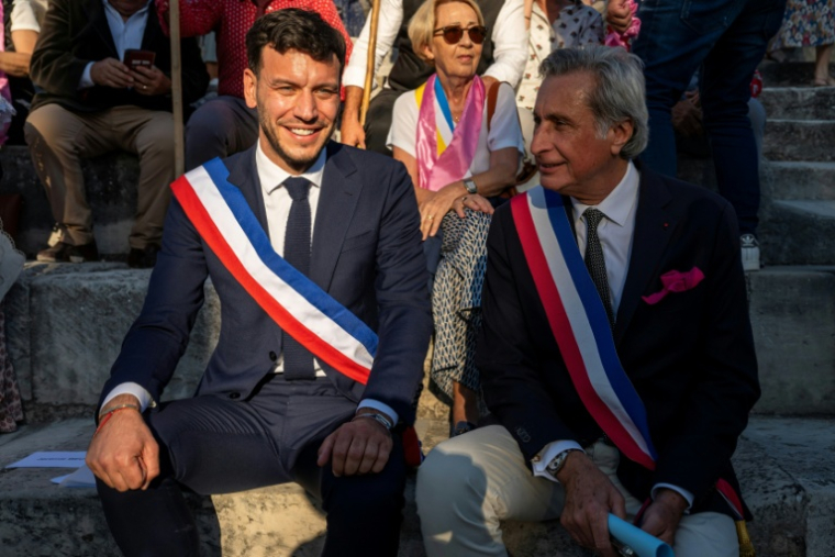 Le maire de Beaucaire Nelson Chaudon (G) et le maire d'Arles Patrick de Carolis lors d'un rassemblement au théâtre antique d'Arles le 19 septembre 2026, réunissant militants écologistes et élus contre un projet de ligne à très haute tension ( AFP / Miguel MEDINA )