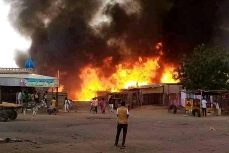 Un marché aux bêtes en feu à El-Facher, après un bombardement des Forces de soutien rapide (FSR), le 1er septembre 2023 au Soudan ( AFP / - )