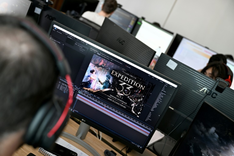Un concepteur travaille sur le nouveau jeu vidéo "Clair Obscur, Expedition 33" au siège du studio Sandfall Interactive, le 10 avril 2025 à Montpellier, dans l'Hérault ( AFP / GABRIEL BOUYS )