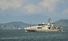 Le navire de guerre américain USS Gravely, quitte le 30 octobre 2025 Trinité-et-Tobago où il était positionné depuis dimanche dans le cadre du déploiement militaire américain dans les Caraïbes pour une opération antidrogue ( AFP / MARTIN BERNETTI )