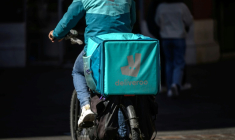 Un livreur Deliveroo à vélo dans une rue de Toulouse, le 18 mars 2025 ( AFP / Ed JONES )