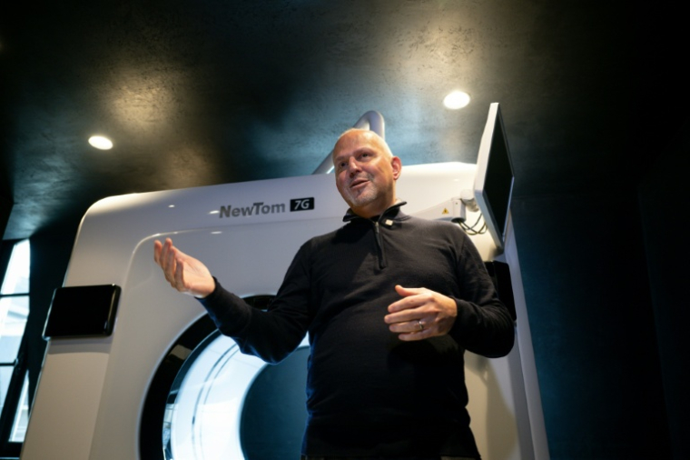 Jérôme Salomon, ancien directeur général de la Santé, à présent directeur médical et scientifique de Zoï, devant un "tomographe à faisceau conique" (CBCT) au centre médical de Zoï à Paris, le 24 février 2026 ( AFP / Anna KURTH )