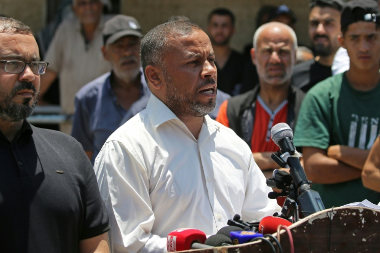Ismaïl al-Thawabta, directeur du bureau des médias au sein du Hamas, lors d'une conférence de presse à l'hôpital Al-Aqsa de Deir el-Balah, dans le centre de la bande de Gaza, le 6 juillet 2026 ( AFP / Eyad Baba )