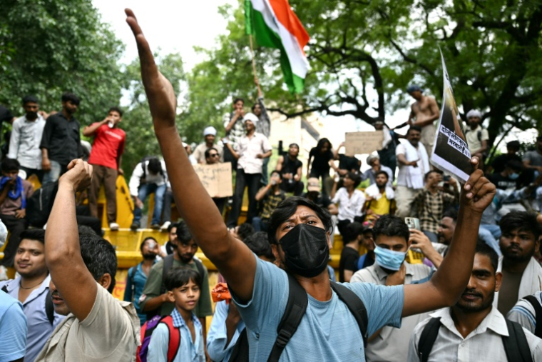 Un partisan du Cockroach Janta Party (CJP) scande des slogans à Jantar Mantar, à New Delhi, le 23 juillet 2026, lors de la poursuite de la manifestation réclamant la démission du ministre indien de l’Éducation. Un projet de loi pour lutter contre les fraudes aux examens arrive au conseil des ministre vendredi ( AFP / Sajjad HUSSAIN )