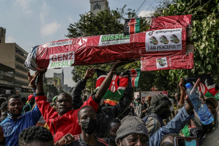 Des manifestants défilent dans les rues le 25 juin 2025 dans le centre-ville de Nairobi ( AFP / Tony Karumba )
