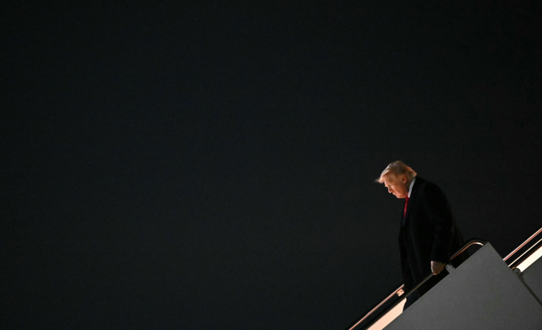 Le président américain Donald Trump descend de l'avion présidentiel Air Force One à son arrivée à la base militaire de Joint Base Andrews, dans le Maryland, le 13 avril 2025. Il revient à Washington après avoir passé le week-end en Floride. (Photo : Mandel NGAN / AFP)