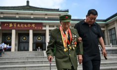 Li Jinshui (g), ancien combattant communiste de la Seconde Guerre sino-japonaise, devant le mémorial Taihang de l'armée de la huitième route à Wuxiang, dans la province du Shanxi, le 23 juillet 2025 au nord de la Chine ( AFP / HECTOR RETAMAL )