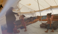 Des Palestiniens fuyant leur domicile suite aux frappes israéliennes, s'abritent dans un centre géré par les Nations Unies à Khan Younis