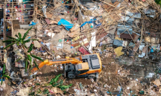 Une pelleteuse entame la démolition des bidonvilles abritant des milliers de personnes le long des berges de la capitale népalaise Katmandou, le 25 avril 2026 ( AFP / Prabin Ranabhat )