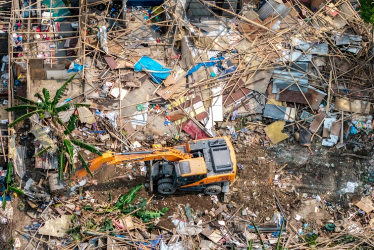 Une pelleteuse entame la démolition des bidonvilles abritant des milliers de personnes le long des berges de la capitale népalaise Katmandou, le 25 avril 2026 ( AFP / Prabin Ranabhat )