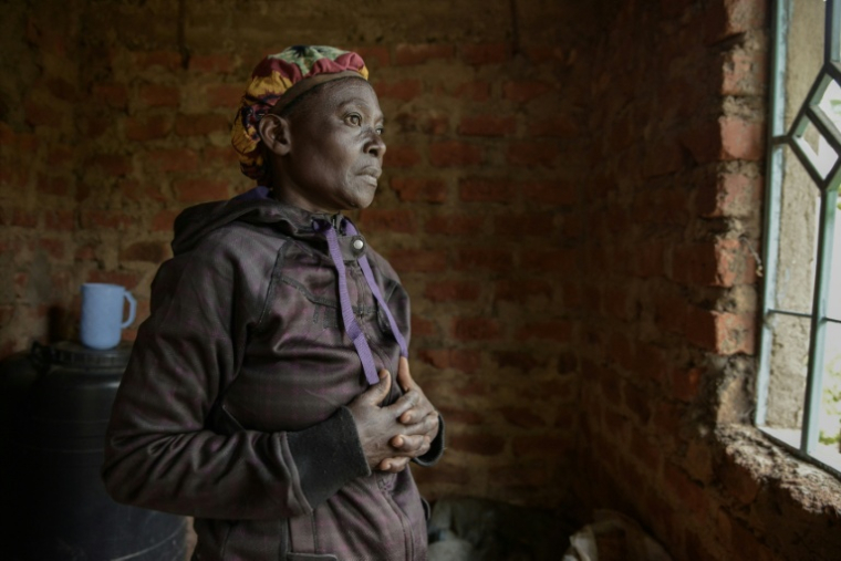 Josephine Ngoya, la mère d'Erastus Mundia, chez elle à Nabemo au Kenya, le 27 février 2026 ( AFP / Brian ONGORO )