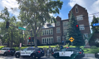 La police et les services de secours sont présents sur la scène d’une attaque par armes à feu à l’Eglise de l’Annonciation et Ecole catholique de Minneapolis, dans l’Etat américain du Minnesota, le 27 août 2025  ( AFP / Tom BAKER )