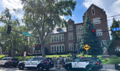 La police et les services de secours sont présents sur la scène d’une attaque par armes à feu à l’Eglise de l’Annonciation et Ecole catholique de Minneapolis, dans l’Etat américain du Minnesota, le 27 août 2025  ( AFP / Tom BAKER )