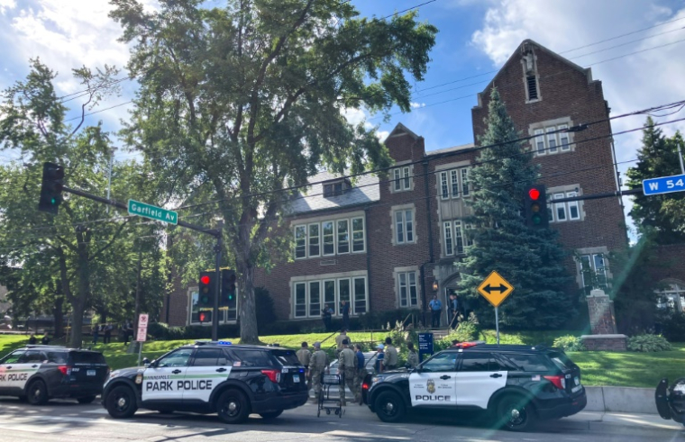 La police et les services de secours sont présents sur la scène d’une attaque par armes à feu à l’Eglise de l’Annonciation et Ecole catholique de Minneapolis, dans l’Etat américain du Minnesota, le 27 août 2025 ( AFP / Tom BAKER )