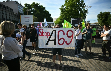 Des opposants au projet d'autoroute A69 entre Castres et Toulouse rassemblés devant la gare de Toulouse, dans le sud-ouest de la France, le 28 mai 2025 ( AFP / Lionel BONAVENTURE )