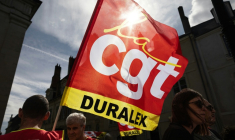 Des employés de Duralex et des membres de la CGT sont rassemblés devant le tribunal de commerce d'Orléans le 17 septembre 2026 ( AFP / Alain JOCARD )