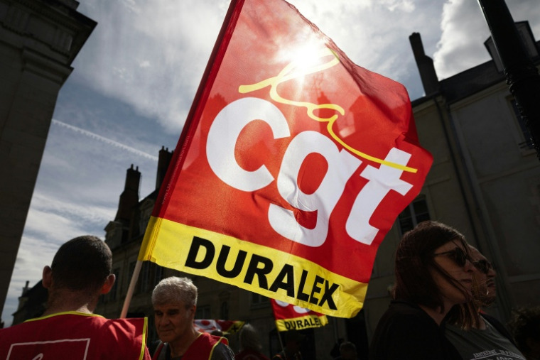 Des employés de Duralex et des membres de la CGT sont rassemblés devant le tribunal de commerce d'Orléans le 17 septembre 2026 ( AFP / Alain JOCARD )
