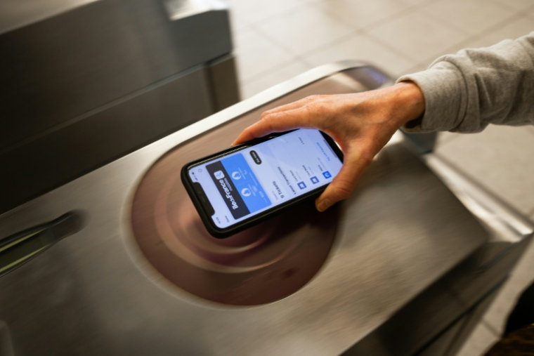 Utilisation d'un pass Navigo sur un iphone dans une station de métro à Paris, le 24 mai 2024. ( AFP / Antonin UTZ )