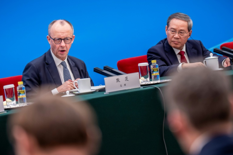 Le chancelier allemand Friedrich Merz et le Premier ministre chinois Li Qiang à Pékin, le 25 février 2026 ( POOL / Michael Kappeler )