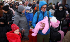 AUX FRONTIÈRES DE L'UE, LES UKRAINIENS RACONTENT LEUR EXODE POUR FUIR LES COMBATS