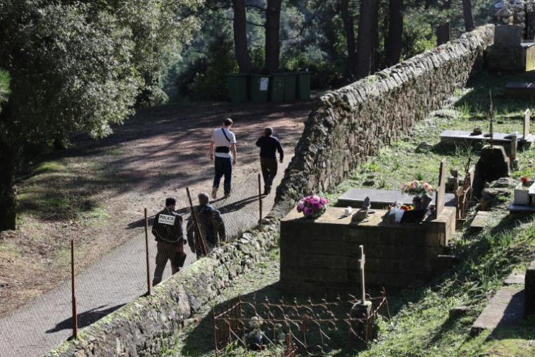 Les enquêteurs cherchent des indices près du cimetière de Véro (Corde-du-Sud) le 13 janvier 2026 au lendemain de l'assassinat d'Alain Orsoni lors des obsèques de sa mère ( AFP / Pascal POCHARD-CASABIANCA )