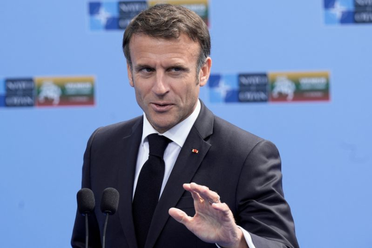 Le président français Emmanuel Macron s'adresse aux médias avant le sommet des dirigeants de l'Otan à Vilnius, en Lituanie