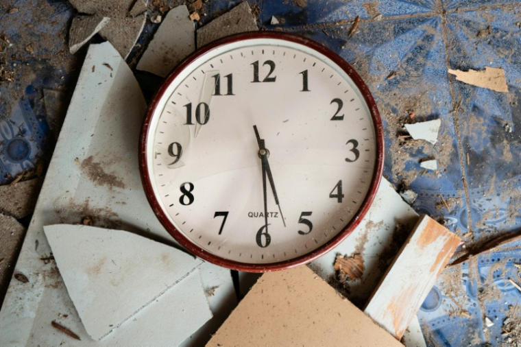 Une horloge cassée et arrêtée dans les décombres d'une maison détruite lors d'une visite organisée par l'armée près de Klong Paeng, dans une zone désormais contrôlée par les forces thaïlandaises à la suite du conflit frontalier avec le Cambodge, le 5 février 2026 ( AFP / ANTHONY WALLACE )