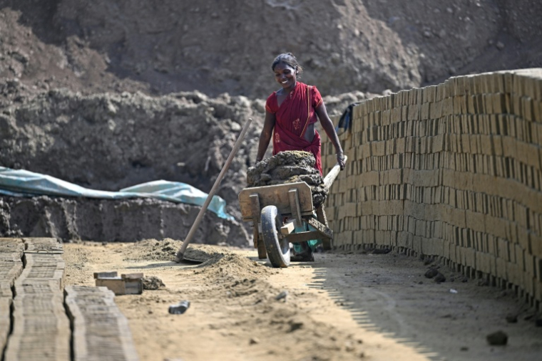 Une ouvrière migrante indienne travaillant dans une briqueterie à la périphérie de Srinagar, le 24 août 2026 ( AFP / Tauseef MUSTAFA )