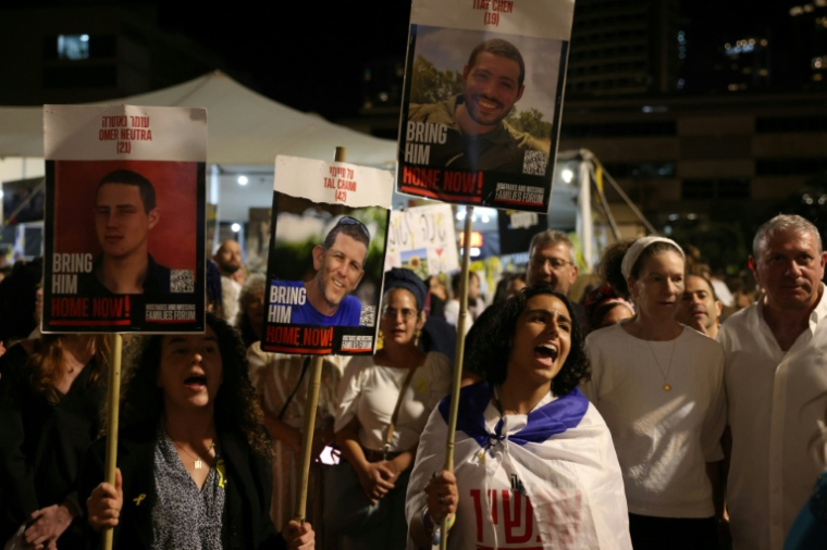 Proches d'otages rassemblés sur la place des Otages à Tel-Aviv, le 14 octobre 2025 ( AFP / AHMAD GHARABLI )