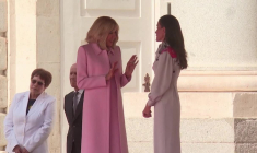Macron accueilli par la famille royale espagnole et le Premier ministre Sanchez à Madrid