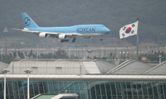 Un Boeing 747-8I de la compagnie Korean Air, transportant des centaines de travailleurs sud-coréens libérés après une descente de l'immigration américaine, atterrit à l'aéroport d'Incheon, à l'ouest de Séoul, le 12 septembre 2025 ( AFP / Jung Yeon-je )