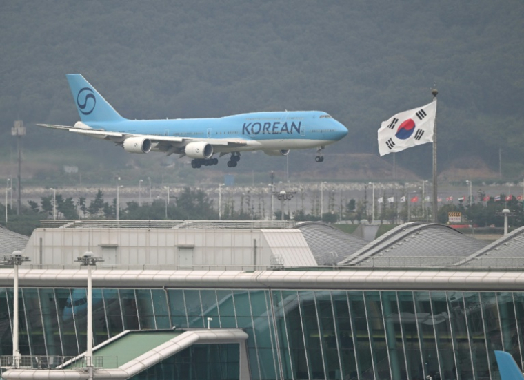 Un Boeing 747-8I de la compagnie Korean Air, transportant des centaines de travailleurs sud-coréens libérés après une descente de l'immigration américaine, atterrit à l'aéroport d'Incheon, à l'ouest de Séoul, le 12 septembre 2025 ( AFP / Jung Yeon-je )