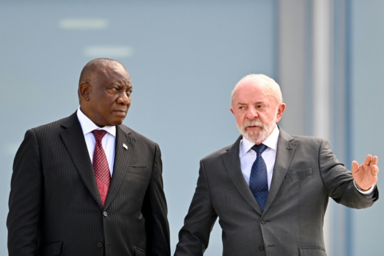 Le président brésilien Luiz Inacio Lula da Silva, à droite, et le président sud-africain Cyril Ramaphosa, à gauche, à Brasilia, le 9 mars 2026 ( AFP / Evaristo Sa )