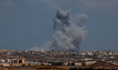 La fumée s'élève à la suite d'une explosion à Gaza