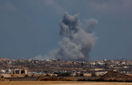 La fumée s'élève à la suite d'une explosion à Gaza