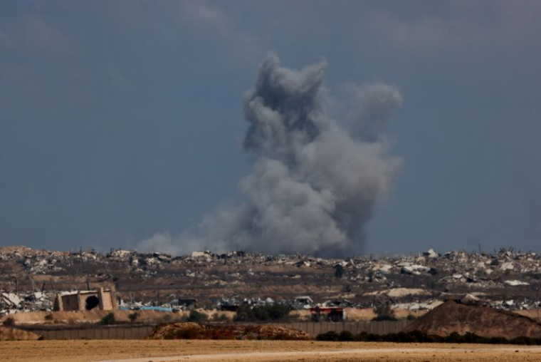 La fumée s'élève à la suite d'une explosion à Gaza