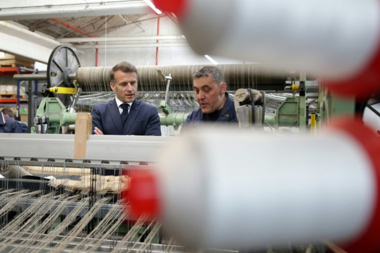Emmanuel Macron, sur le futur site d'une entreprise de géotextile, à Laroque-d'Olmes le 27 avril 2026 ( POOL / Valentine CHAPUIS )