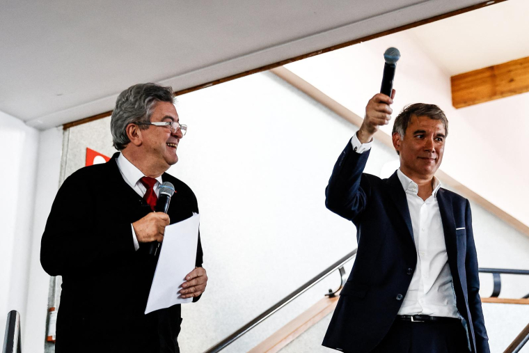 Jean-Luc Mélenchon et Olivier Faure, le 8 juin 2022, à Caen ( AFP / SAMEER AL-DOUMY )