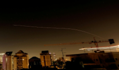 Des traînées de roquettes dans le ciel lors d'une nouvelle salve de tirs de missiles iraniens, au-dessus de la ville côtière israélienne de Netanya, le 17 mars 2026 ( AFP / JACK GUEZ )