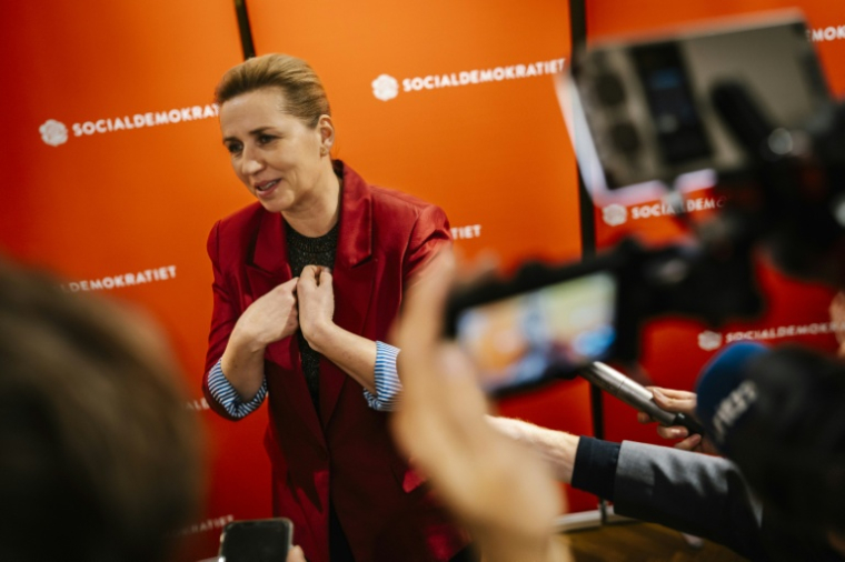 La Première ministre danoise Mette Frederiksen avec la presse durant la campagne aux municipales à Copenhague le 18 novembre 2025 ( Ritzau Scanpix / Emil Nicolai Helms )