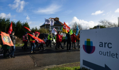 Rassemblement de salariés d'Arc, le 16 février 2026 à Arques dans le Pas-de-Calais ( AFP / Sameer Al-DOUMY )