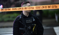 Un agent armé du Secret Service monte la garde devant le périmètre de sécurité près de la Maison Blanche, le 23 mai 2026 ( AFP / Brendan SMIALOWSKI )