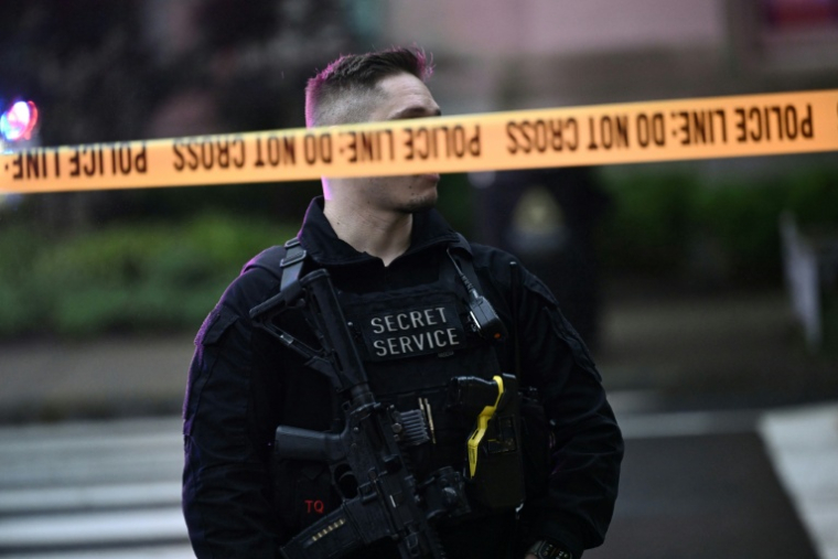 Un agent armé du Secret Service monte la garde devant le périmètre de sécurité près de la Maison Blanche, le 23 mai 2026 ( AFP / Brendan SMIALOWSKI )