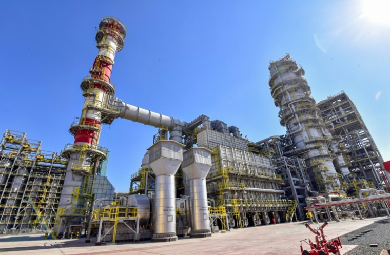 Photo non datée, diffusée le 11 novembre 2020 par la KNPC, filiale de la Kuwait Petroleum Corporation, montrant l'unité de distillation de pétrole brut de la raffinerie de Mina Abdullah, au sud de Koweït City ( KNPC / - )