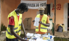 Un responsable de la Commission électorale nationale (CNE) montre un bulletin de vote dans un bureau de vote à Bissau, le 30 août 2026, après le vote de la Guinée-Bissau au référendum constitutionnel ( AFP / Samba BALDE )