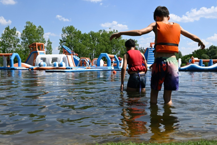 Baignade dans un centre nautique de loisirs le 2 juillet 2025 à Basse-Ham (Moselle) ( AFP / Jean-Christophe VERHAEGEN )